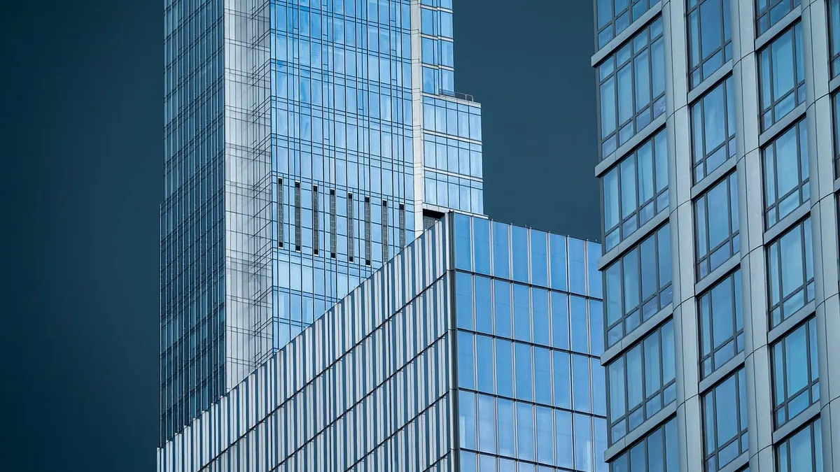 Torre de vidro azul com fachada de janelas